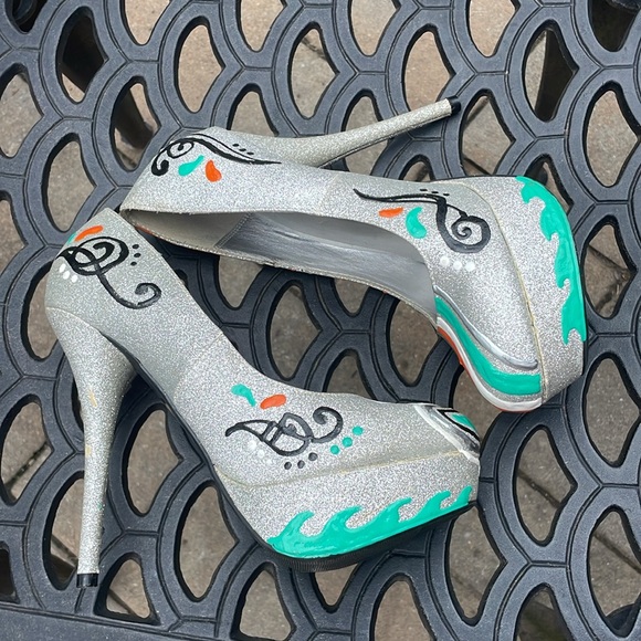 Customer Made Football Team High-heeled Pumps, Size 7 1/2 - Picture 2 of 12